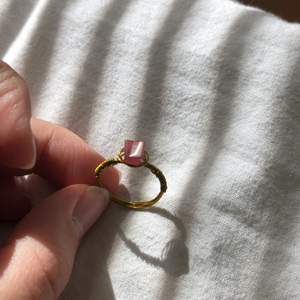En handgjord ring med en ädelsten på mitten. Väldigt fin och bra kvalite. Jag kan ändra storlek efter önskemål mål och färg på pärlan. Det är bara att kontakta mig. 