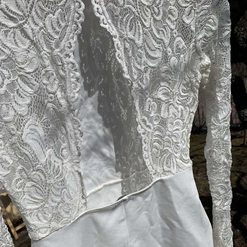 En vit studentklänning i strl 36 från nelly. Den har en öppen rygg i spets och är figurnära men skön och följsam i tyget. Endast använd vid ett tillfälle så den är i väldigt gott skick! . Klänningar.