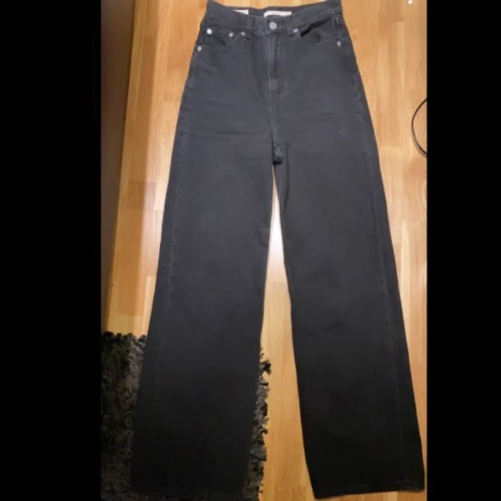 Ett par svarta Levis byxor som endast är använda 2 gånger så dom är som nya. Jag säljer dom pågrund av att dom blivit för små i midjan. Köparen står för frakt!. Jeans & Byxor.