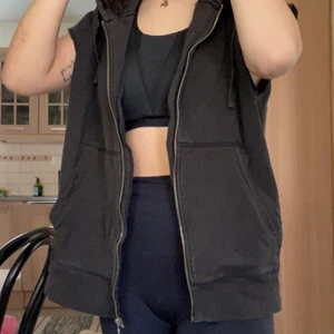 Dragkedjetröja utan ärmar - Säljer även denna luvtröja utan ärmar i storlek XL. Sitter fint oversize.
