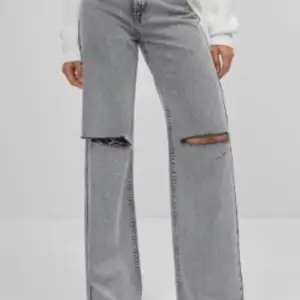 Snygga gråa 90-tals Jeans med slitningar, tyvärr förstora för mig, använt cirka 3 gånger 