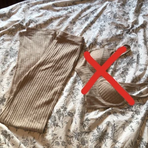 Ribbade byxor  - Ribbade byxor från Nelly knappt använda, är 163 och byxorna är lite för långa för mig.