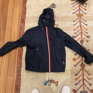 Moncler - Fin sommar jacka, knappt använd, 10/10 skick, finns ej kvitto men man kan skanna qr-koden för äkthetsbevis, fin nu till sommaren, storlek 5 (M/L), nypris 5000kr säljer för 3500kr