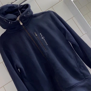 Sail racing zip hoodie marinblå S - Sail racing hoodie i Storlek S, Säljer denna tröja som är jätteskön men även snygg, den är välanvänd men absolut inga skador eller utsliten. Frakt står köparen för