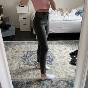 Gråa jeans - Gråa jeans från na-kd, i fint skick bara använda en gång. 