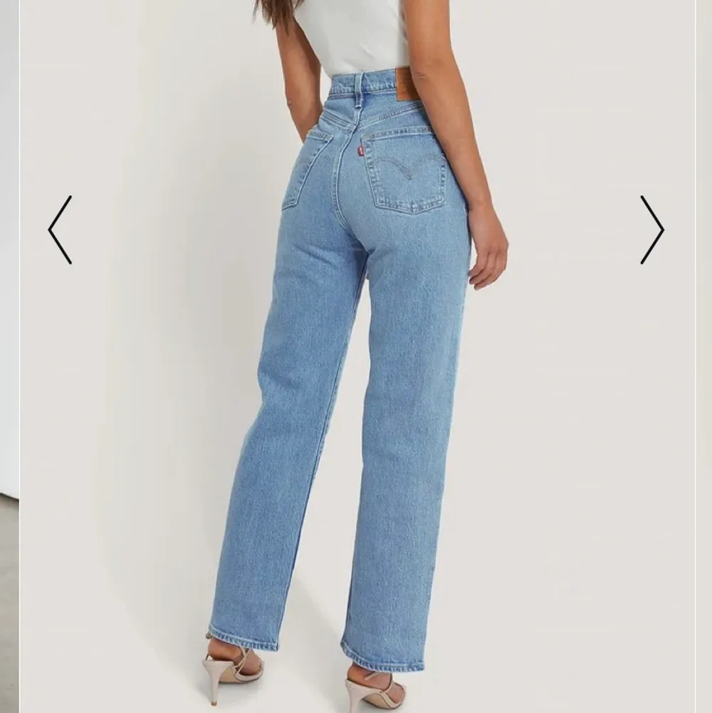 Säljer dessa levi’s jeans som tyvärr har blivit lite för stora för mig :(💕 Modellen heter ribcage straight och är i storlek 29. Köpta från carlings för 1149 kr, säljer för 500+frakt!! Priset kan diskuteras ;). Jeans & Byxor.