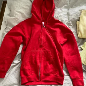 Röd zipup hoodie - Najs röd zipup hoodie! Fin färg som passar till mycket❤️❤️ Storlek s, sitter lite oversize på mig som vanligtvis har s. Frakt ingår inte i budgivningen❤️