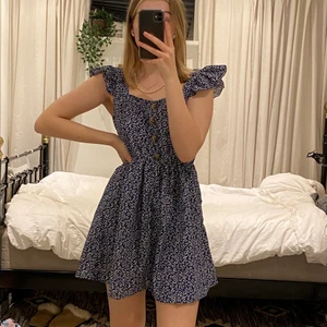 Shein klänning  - Svingullig mörkblå klänning med vitt blommönster💙 det är resor  som gör att den sitter fint i midjan! Endast testad!!