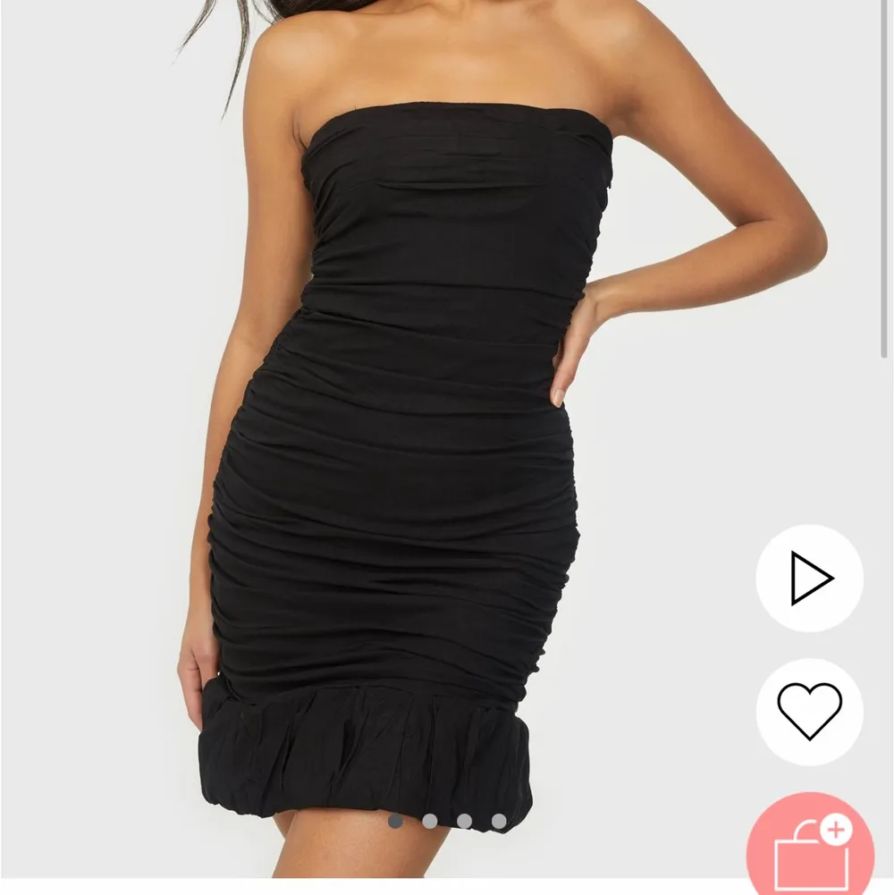 Säljer denna svarta klänningen från Nelly i strl 36 använd en gång . Klänningar.