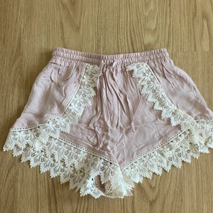 Shorts - Nya oanvända shorts i mjukt material, endast provade. Har endast legat i garderoben (därav lite skrynkliga)  Stl 36