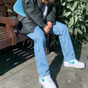 Rowe jeans weekday - Säljer nu dessa populära rowe jeans ifrån weekday😄😄 tyvärr har jag ingen bild på mig själv med dem då de har blivit försmå...😄 hann använda 2 gånger! De krypte i tvätten så de passar en 23/30 ! Jag är 160cm lång och byxorna är uppsydda så de passar det! Hör av er vid frågor💕SOM NYA! Frakt tilläggs 66kr