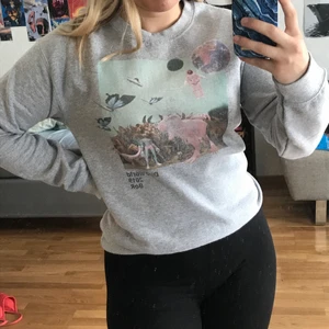 Sweatshirt💖 - Grå sweatshirt i skönt material och med fett tryck 🪐 