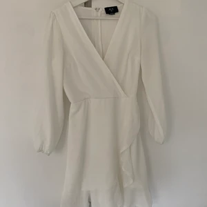 Vit klänning! - Vet ej storlek mer än ”8” men tror storleken är 36🤍