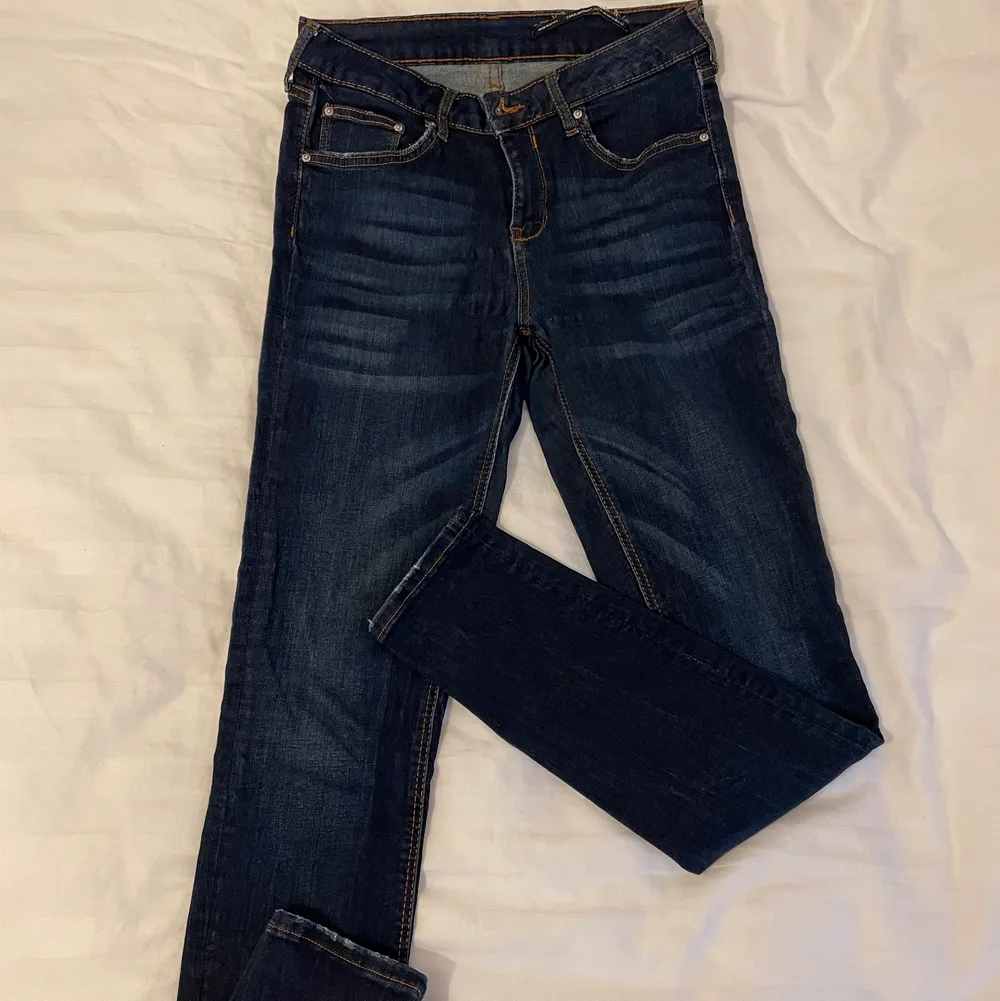 Storlek 28 stretch från zara pris 200kr. Jeans & Byxor.