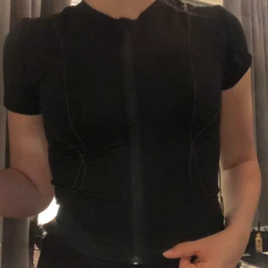 Ridväst! - En super skön ridväst! Den känns o ser mer ut som en t-shirt än en obekväm hård ridväst! Jätte skön o rida i! Har ägt den i cirka 2 månader men har nu blivit för liten för mig! 🥰 (Går även och frakta)