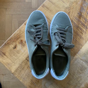 Axel Arigato sneakers  - Axel Arigato sneakers i gott skick, knappt använda. Strl 39. Kan mötas upp i Stockholm eller posta mot porto. 