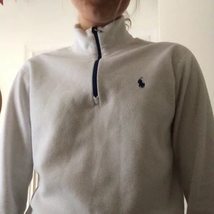 Ralph Lauren zip hoodie - Super snygg Ralph lauren zip hoodie i fleecetyg! Kontakta mig vid intresse eller fundering!💗❤️OBS priset kan diskuteras 💗