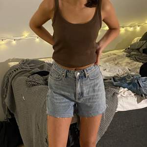 Trendiga jeans shorts från H&M i stl 36 i fint skick,💞🙏 kan skicka men köparen står för frakten