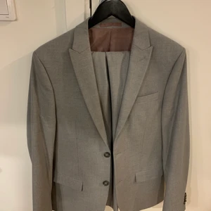 Kostym - Grå kostym från River Island