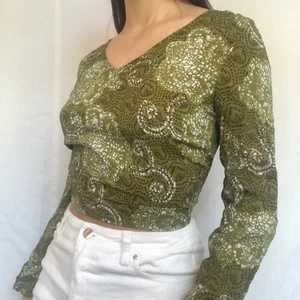 Tröja - Cool bohemisk topp o säsongens färger. Om annonsen finns kvar finns plagget kvar. Köpare står för frakt. Uppknuten på första bilden men kan lätt croppas 