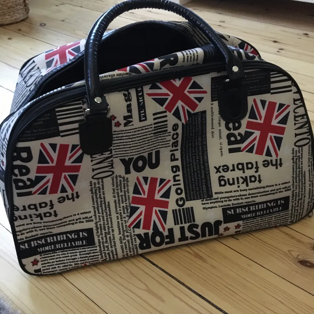 Stor väska med tryck köpt i london ✨. Väskor.