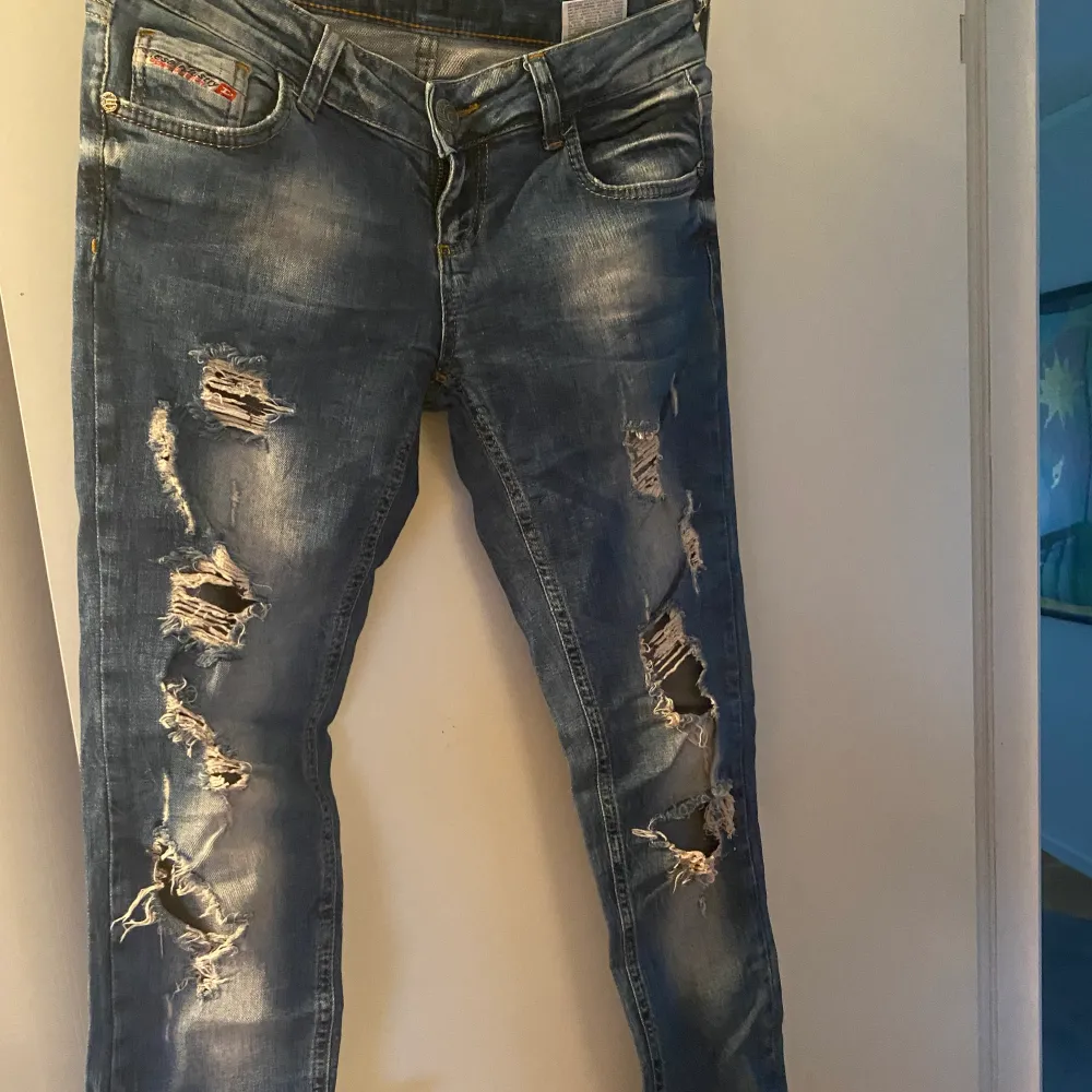 Jag säljer dessa tuffa jeans från Diesel i storlek 30 (xs-s) för 259 kronor plus frakt som betalas av köparen.🤎. Jeans & Byxor.
