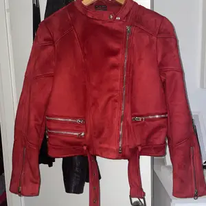 Ursnygg röd jacka! Är endast testad. Jackan är från Zara och står ingen storlek. Men skulle säga att det är en stor M. 