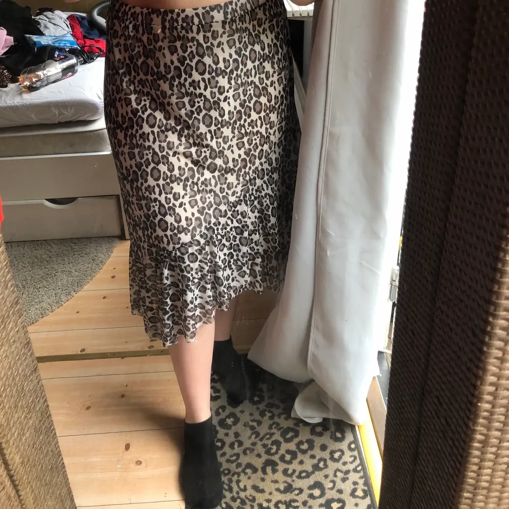 Lång kjol i leopard mönster, storlek L men större i storlek . Kjolar.