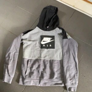 Huvtröjor - Grå huvtröjafrpn Nike i storlek XL men är som en M.