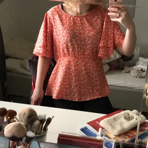Blommig blus - Blommig blus från märket Flash i storlek M (38?). Är för stor på mig (vilket kanske syns på bilden!). Är annars jättefin och somrig. Simpla men fina detaljer i ärmarna och längs midjan. (Tyvärr framkommer kanske inte det lika bra nu när den är för stor på mig). Men annars. ☺️ Endast använd fåtal gånger. Hoppas du gillar 🧡👚🌺🌼