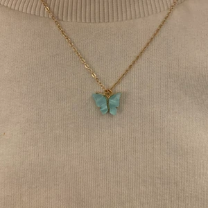 🦋Fjärilshalsband🦋 - Här är några av mina fjärilshalsband💗 det finns fler färger uppe💗 de kostar 25kr och frakten är 12kr. Inget nickel i kedjan. 
