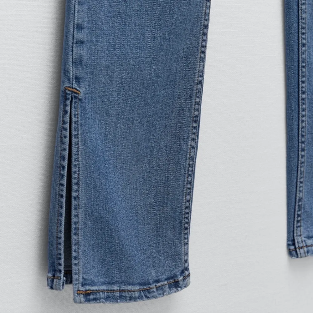 Blå zara jeans med slit på sidan som är i nyskick. Dom är aldrig använda och prislappen sitter kvar. Säljer då jag köpte i 2 storlekar och inte hann lämna tillbaka🤎🤎. Jeans & Byxor.