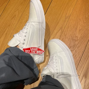 Vans - Ett par helvita Vans som aldrig är använda, strl 38,5 men passar 38 också 🤍🤍🤍