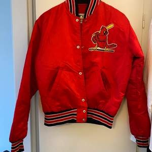 Säljer min röda jätte fina bomber jacka official baseball jacka by starter. Size medium.