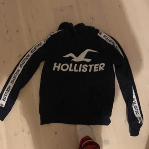 Hollister hoodie😁 - En blå Hollister tröja 