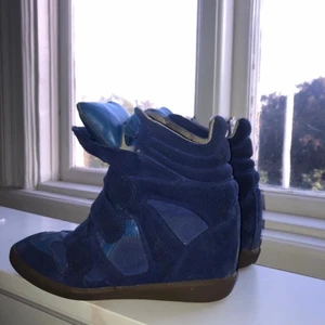 Isabel Marant Sneakers  - Isabel Marant sneakers stl 39. De är använda och har haft dem ett parår, men det är fortfarande i gott skick. Tyvärr har jag tappat bort kvittot, därav priset. Men självklart äkta. Kan gå ner i pris vid snabb affär!