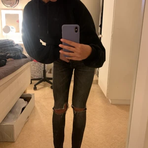 Jeans  - Säljer jeans i storlek 26/32, den är klippta så passar mig som är 162cm, brukar ha storlek 34/36💗 