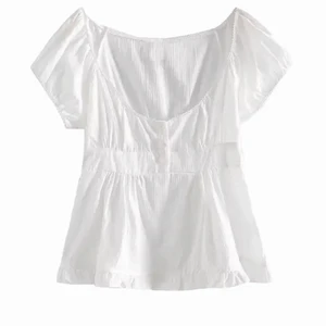 Brandy Melville  - Säljer min super fina topp från Brandy Melville som är slutsåld nästan överallt, samma modellen som på bilden förutom att min inte är randig i tyget💕köp direkt för 300