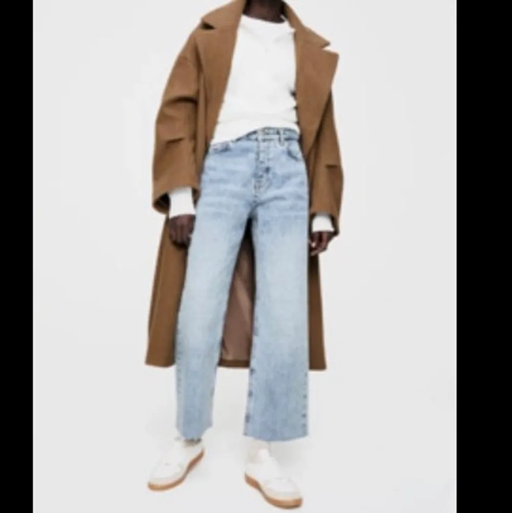 Zara jeans storlek 34! Den är tyvärr för lite för mig så har därför inga bild på hur den sitter:( men typ aldrig använd för den är ju liten som sagt😇. Jeans & Byxor.