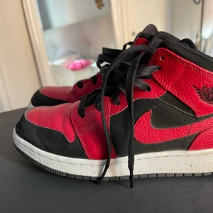 Nike Air Jordan 1 Mid - Nästintill oanvända Nike Air Jordan 1 mid :) 