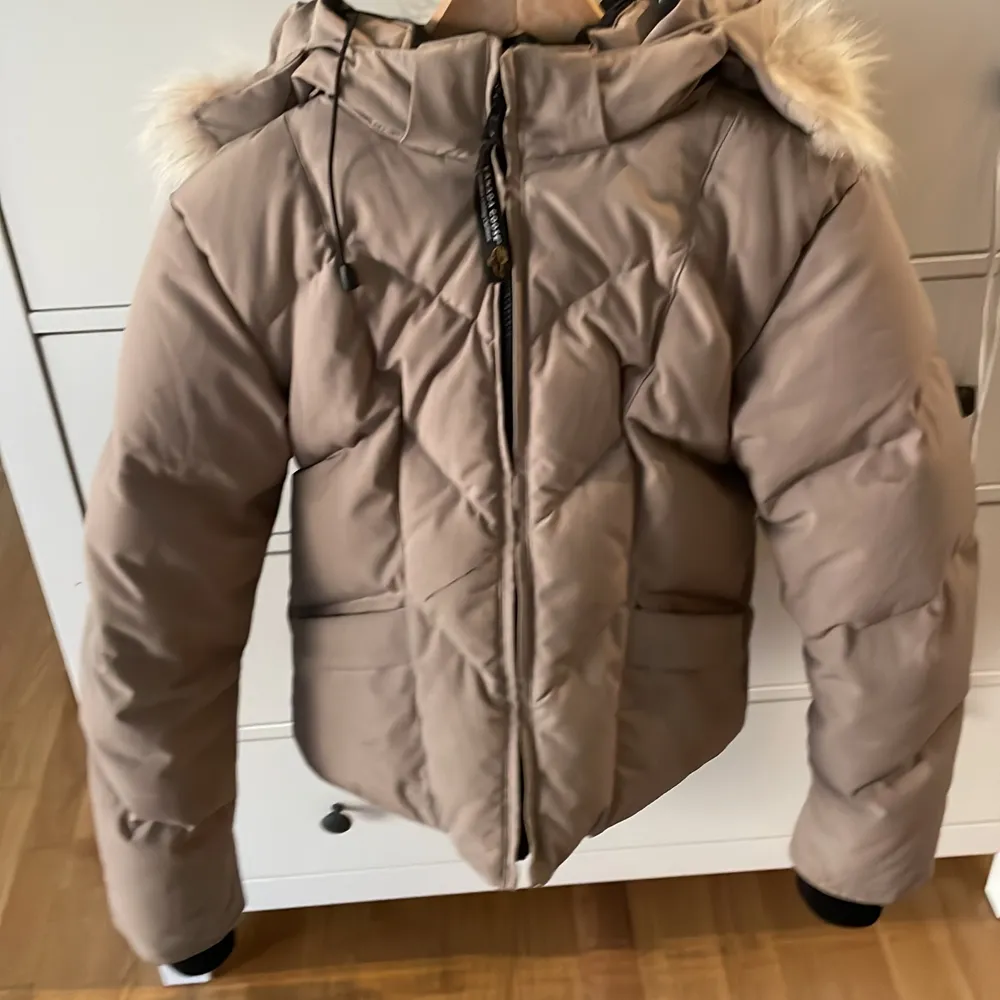 Äkta canada goose jacka. Vet ej hur mycket den kostade från början men en vän till mig har sagt att sådana här jackor kan kosta upp till 10 tusen kronor. Säljer denna för att jag har en annan jacka jag använder mer och vill ej ha den ifall jag inte använder den. Storlek M men jag är en S och den passar mig perfekt.  ⚠️obs om du vill ha flera bilder skriv privat till mig.  Om du vill mötas skriver jag vart privat. . Jackor.