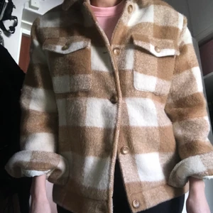 Jacka - Beige vit. Stl L Köptes i höstas 2021. Nästan som ny. Oversize och varm jacka av ull & polyester, fodrad. Nypris cirka 1200.