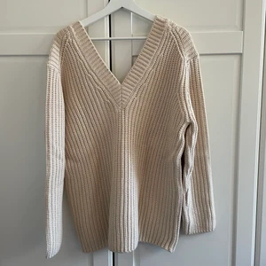 Zara knitted V neck sweater  - Stickad zara tröja inköpt förra året knappt använd. 