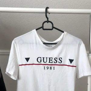 Guess T-shirt  - Guess tshirt från Guess butik på emporia i Malmö! Köpt men bara legat i garderoben. Köpt från man avledning. Frakt tillkommer 62kr annars kan jag mötas upp i Malmö/Lund/Arlöv 