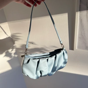 Blå väska - Säljer denna blåa väskan med både kedja och vanligt band 💗