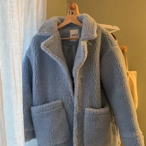 Ljus blå vår jacka - Säljer denna fina ljus blå vår jacka som jag köpt för 500 men väljer att sälja den för 200, den är nästan helt oanvänd  så den det helt oanvänd ut☺️