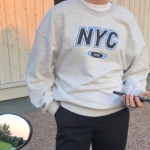 Sweatshirt - Sweatshirt från Gina tricot. oversize i passformen! Säljer pga använder inte. Frakt tillkommer!!