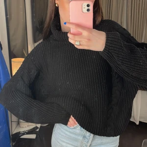 Stickad tröja - Svart stickad tröja med polo och lite skickade detaljer på ärmarna från nakd 💖