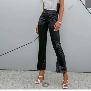 Trendiga byxor  - Mönstriga svarta byxor jätte fina aldrig använda, stl S köparen står för frakten 