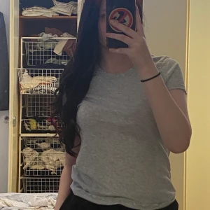 Grå t-shirt - Basic grå t-shirt från bikbok, bekväm att ha på sig, inte använd 